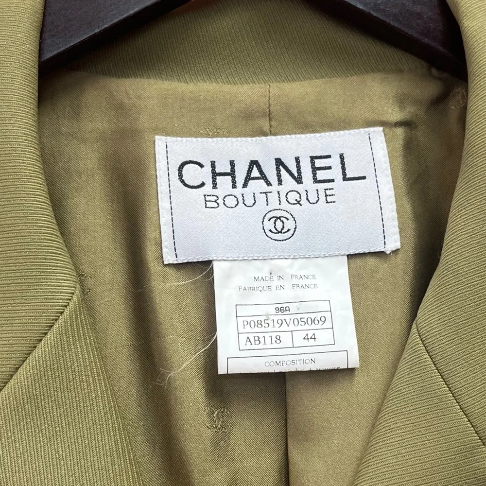 1996 CHANEL Boutique Olive Green Wool Jacket with Gold Chain Hem – Women's FR 44